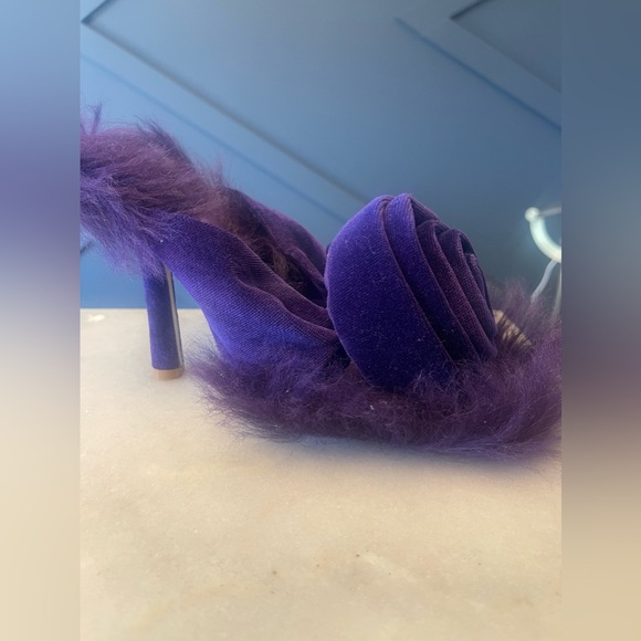 BURBERRY -  Rose Shearling Mule Sandal - Picture 5 of 7